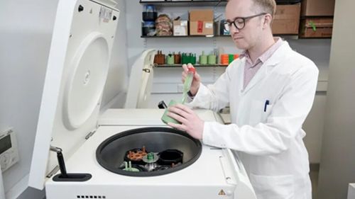 Plasticul din PET-uri ar putea fi transformat în medicamente pentru Parkinson / O echipă de cercetători a reușit să obțină levodopa din PET