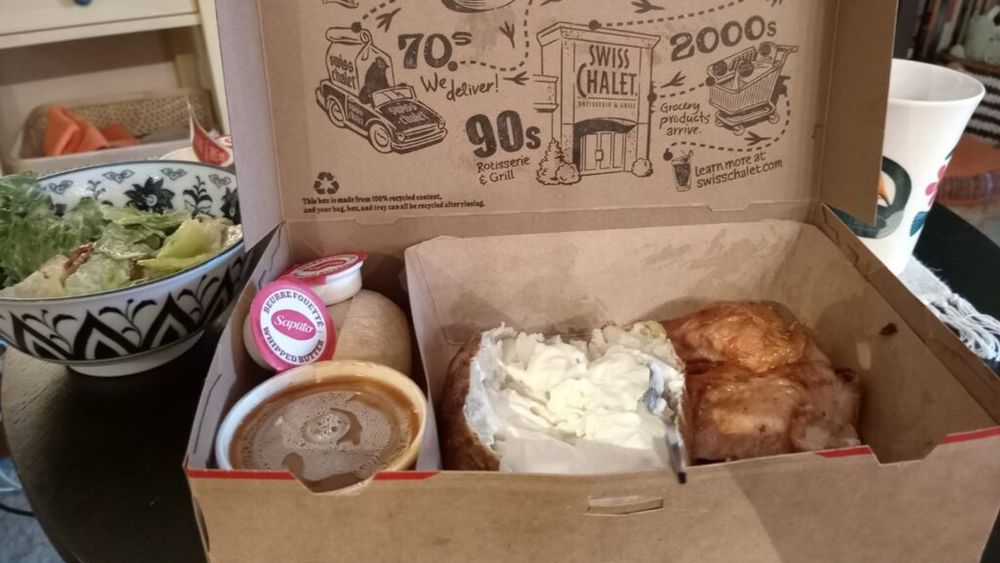 Swiss Chalet, fast-food-ul canadian devenit un reper național / Acesta este pentru canadieni, ceea ce este McDonald’s pentru americani / Ce au special puiul canadian rotisat și sosul brun a cărui rețetă este și azi secretă