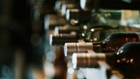 Furt de aproape 40.000 de lei dintr-un beci: 332 de sticle de vin de colecție, furate în mai multe rânduri