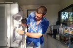 FOTO-VIDEO | Student la două facultăți, antreprenor în weekend. Povestea tânărului care vinde iaurt înghețat dintr-o rulotă, în satul cărășean Văliug: „Am vrut să facem ceva pentru comunitate”