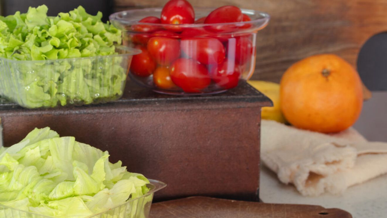 4 fructe și legume pe care specialiștii recomandă să nu le cumperi gata tăiate / Riscurile ascunse ale produselor preambalate