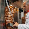 VIDEO | Cum arată shawarma originală: fără cartofi, fără sosuri, fără „de toate” / Chef Mehrzad Moghazehi explică diferența dintre kebab, gyros și shawarma din România