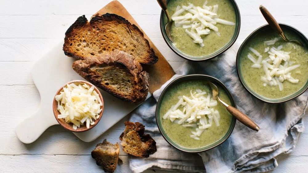Supă cremă de broccoli cu brânză cheddar și fasole / O cină cremoasă și delicioasă, servită cu pâine prăjită cu usturoi