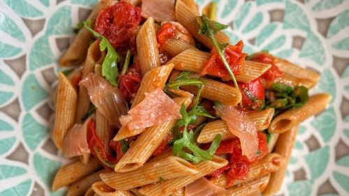 Pastele de vineri seară. Penne cu somon afumat, rucola și roșii cherry, în două versiuni. Cea rece este o salată ideală vara ca fel unic