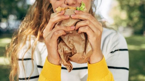 Sunt student, ce mănânc? „Prefer un sendviș făcut acasă sau mâncare la pachet decât un meniu de la fast food” / Pentru Cristina, calitatea produselor e pe primul loc, apoi contează prețurile