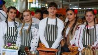 FOTO-VIDEO | Alivenci, plăcinte, papanași și răcituri, vedetele concursului național de gastronomie/ 152 elevi au prezentat la Iași, preparate tradiționale, reinterpretate