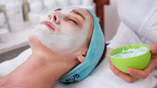 10 măști de față făcute acasă pe bază de alimente și care îți vor face pielea minunată