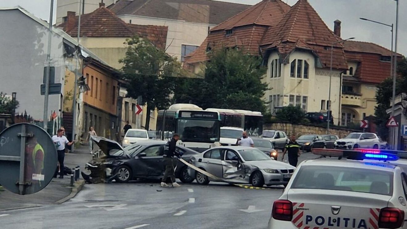 Accident grav în Cluj: Un asiatic care livra mâncare pe scuter, implicat într-un carambol cu trei autoturisme / Două persoane au ajuns la spital