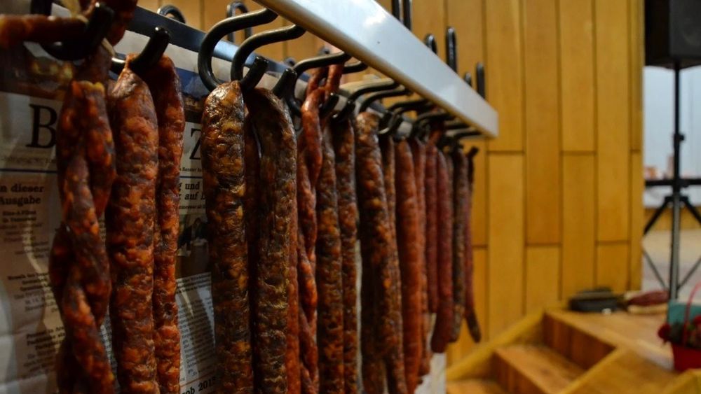 „Worschtkoschtprob” 2026 - o gustoasă tradiţie şvăbească continuă în Banat. Degustarea cârnaților ajunge în comuna Săcălaz