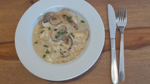 Rețetele Juanitei: Ciulama cu pui și ciuperci. Bechamelul reinventat de români