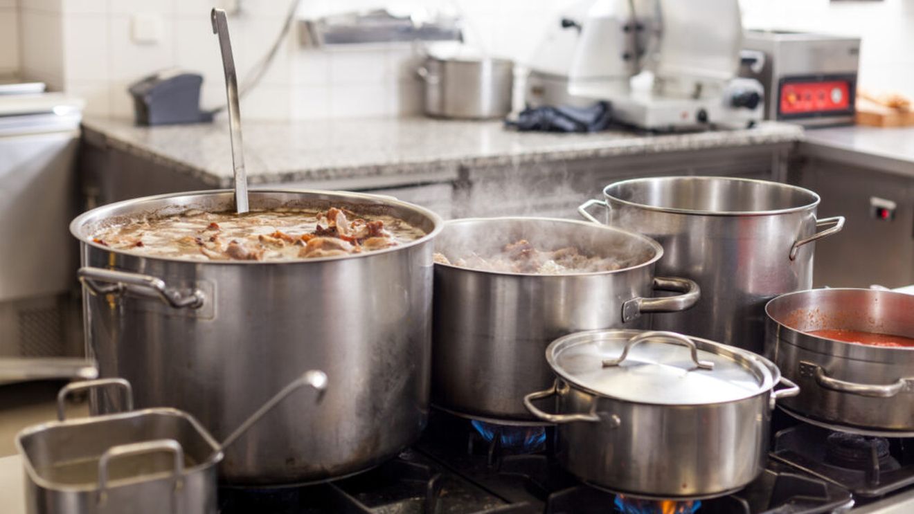 Atenție la vasele care te pot îmbolnăvi / Unele sunt făcute din materiale care pot elibera plumb în mâncare / Avertismentele specialiștilor despre aliaje periculoase