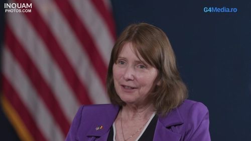 VIDEO Ambasadoarea SUA la București, Kathleen Kavalec, cucerită de salata de vinete și zacuscă: „Îmi plac lucrurile care se bazează pe legume, în special tot ce are vinete” / Cine gătește în casă și după ce mâncare americană tânjește