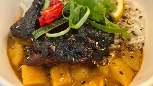 VIDEO | „Sunt corporatist, deci mănânc”. Ce am mâncat cu mai puțin de 40 de lei în apropiere de Piața Victoriei