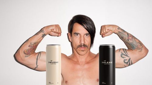 Solistul trupei Red Hot Chili Peppers, Anthony Kiedis, a lansat un nou brand de cafea / Jolene, cafeaua ready-to-drink, special concepută pentru a fi consumată la concerte/ Boabele provin de la o cooperativă exclusiv feminină, din Peru