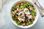 Salata mediteraneeană pe care nutriționiștii o recomandă pentru grătarele de vară. Se prepară rapid, este sățioasă și plină de fibre