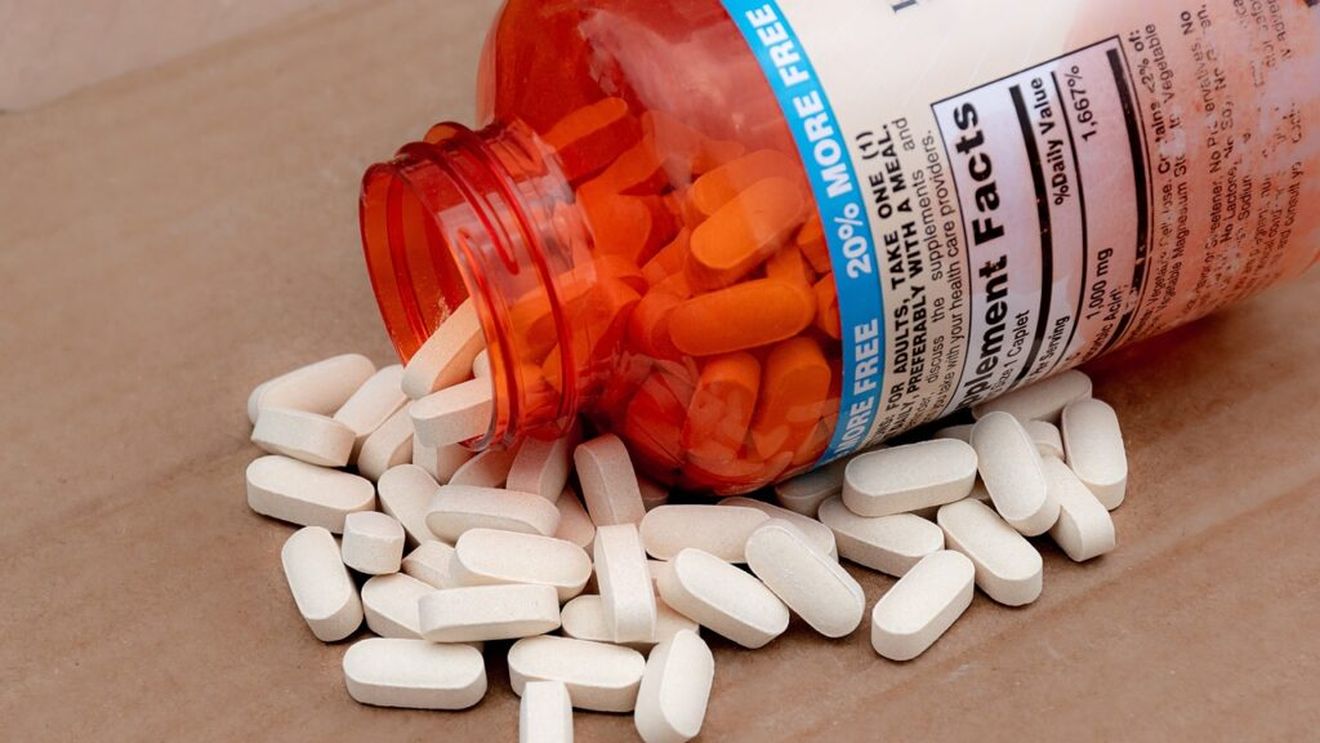 Premierul României recunoaște că ia vitamine ca să aibă energie/”Găsesc… vitamina D, aţi văzut că am oprit la farmacie