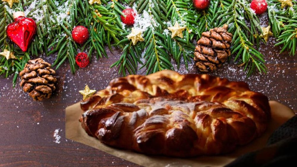 Ceva dulce | Rețetă specială de Crăciun: Cozonac cu fructe uscate și dulceață de casă / Un desert de sărbătoare care se inspiră din tradițiile britanice