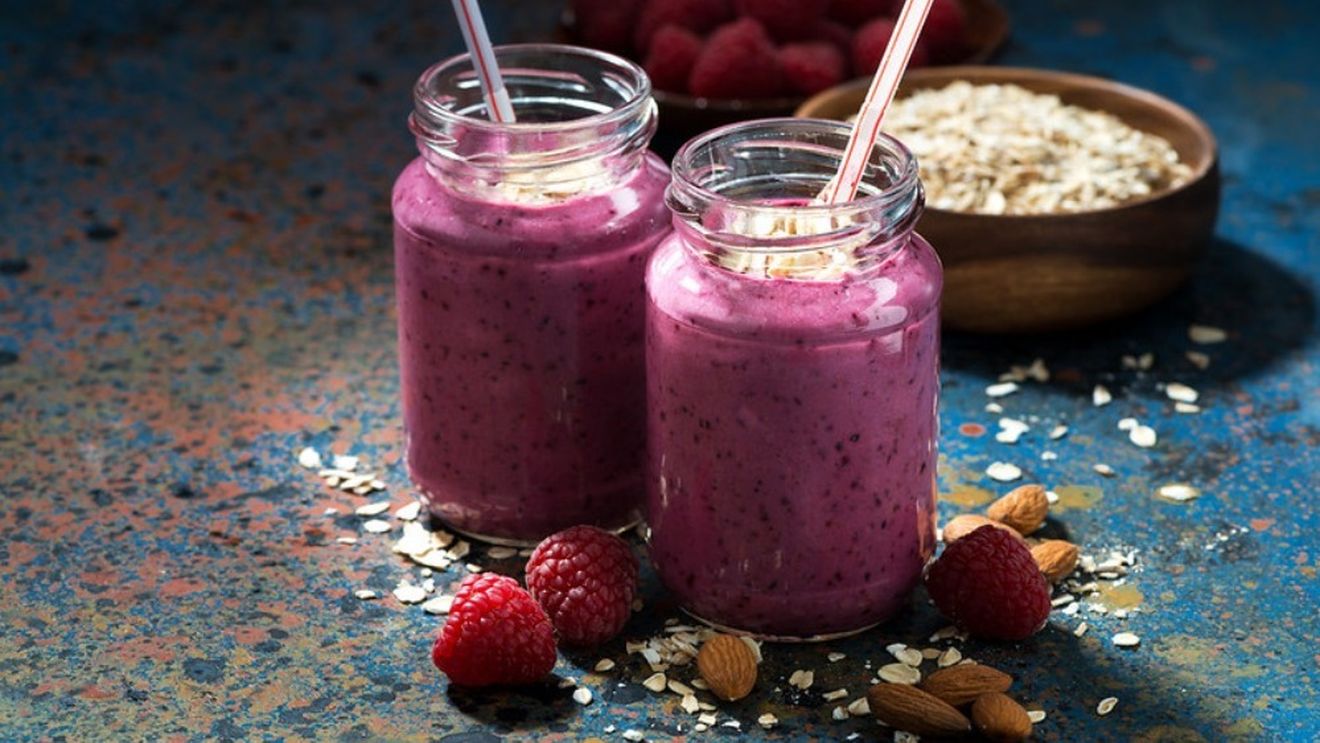 Mic dejun ultra-rapid, gustos și sănătos: Smoothie cu ovăz și fructe de pădure