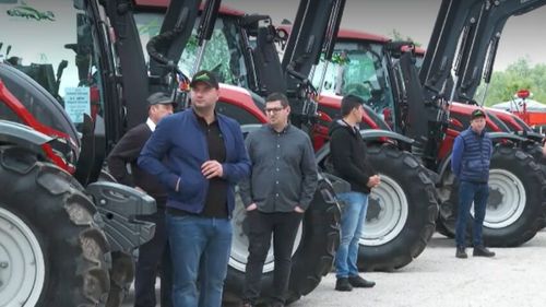 VIDEO: Tractoare de ultimă generație la preț redus: 14 fermieri din Brașov își modernizează fermele cu ajutorul fondurilor europene / Au plătit doar 10% din valoarea totală a utilajelor agricole