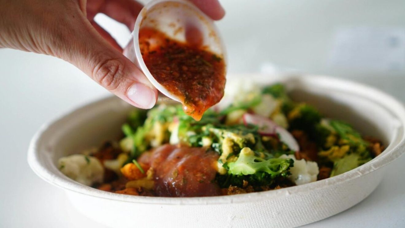 5 moduri prin care adaugi calorii în dietă fără să îți dai seama / Dietetician: „Mulți oameni subestimează cât mănâncă”