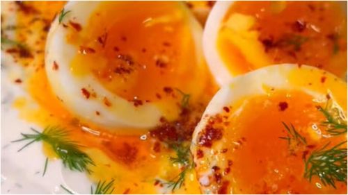 Ouă fierte moi cu sos tradițional turcesc, de iaurt aromatizat/ Combinația de gusturi este explozivă, iar preparatul perfect pentru un mic dejun de weekend