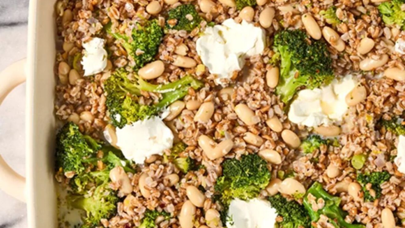 Broccoli, fasole albă, lămâie și parmezan, combinația la care nu te-ai fi gândit / O cină reconfortantă gătită la cuptor