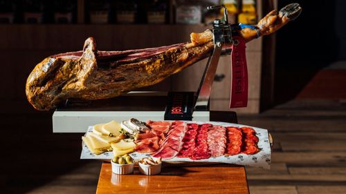 ANALIZĂ | Jamón serrano vs. jamón ibérico. Ce diferențe justifică un preț de peste 2.000 de dolari