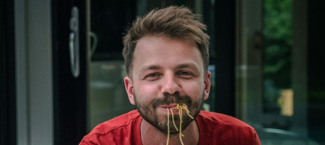 Obiceiul italienilor de a se așeza la masă ar putea influența refluxul gastric / Ce spun cercetătorii despre mâncatul pe fugă și digestie