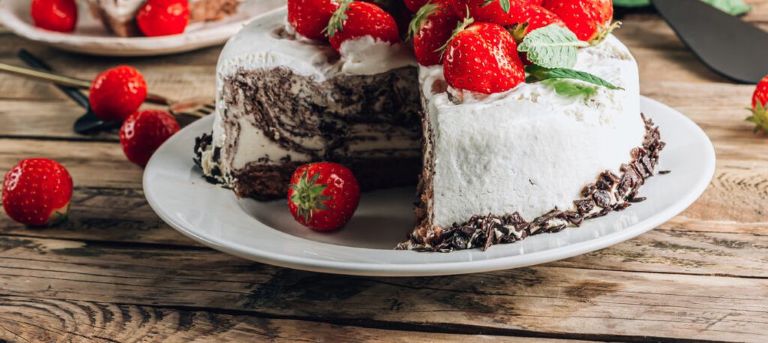 5 rețete de tort de înghețată pe care le poți pregăti rapid pentru petrecerile de vară / Pot fi adaptate ușor în funcție de preferințe și de ingredientele disponibile