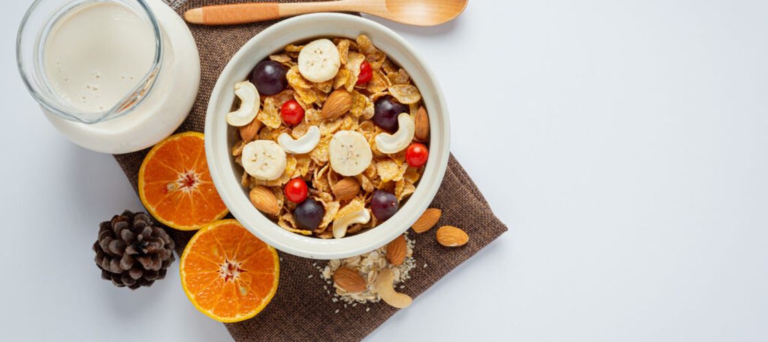 Ce ar trebui să mănânci la micul dejun după 50 de ani / Nutriționistă: O schimbare simplă poate crește aportul de fibre