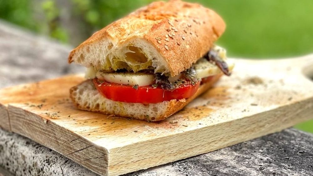 Idei de mic dejun în amintirea verii. Sendviș sicilian cu mozzarella, anșoa, roșii, oregano și ulei de măsline