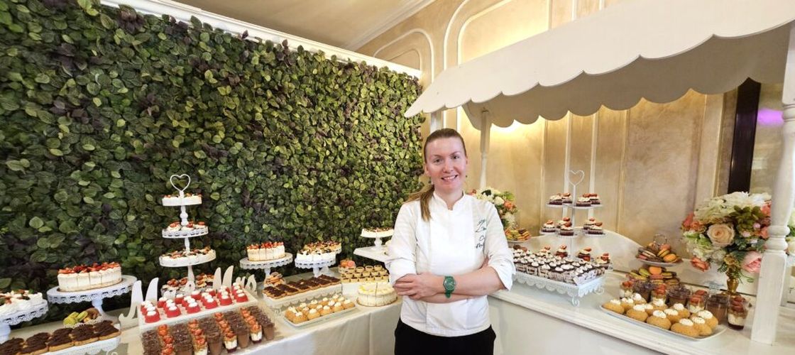 INTERVIU | A renunțat la jurnalism pentru cofetărie, iar după ani de muncă și-a închis laboratorul / Cristina Mehedințeanu, pastry trainer: „Stăteai în picioare, la 50 de grade, fără să mănânci, fără pauză” / „Este strigător la cer ce se întâmplă acum în HoReCa”