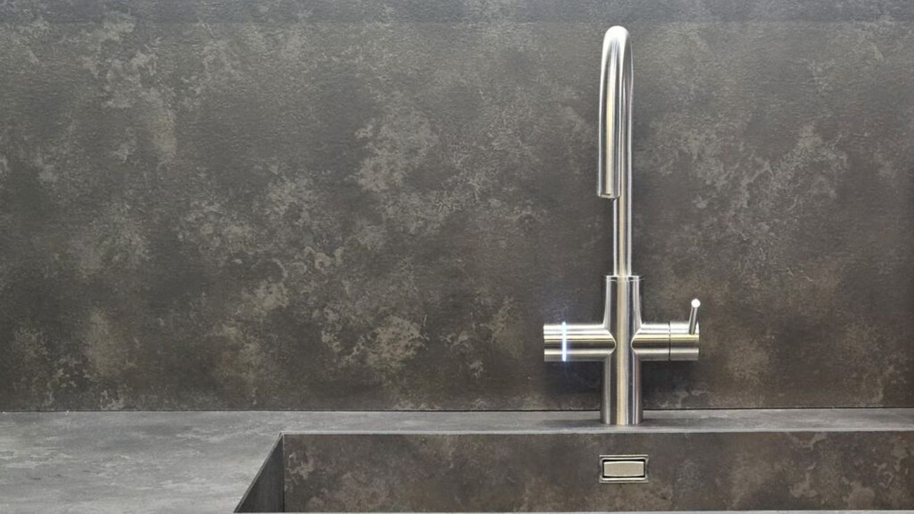 VIDEO | A apărut bateria de bucătărie multifuncțională cu 5 funcții și aplicație mobilă: apă filtrată, apă carbogazoasă și apă fierbinte direct de la robinet / Produsul a fost distins cu trei premii internaționale pentru inovație