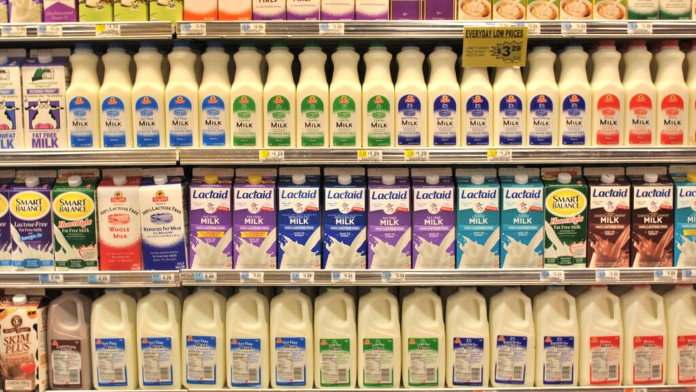 Cum încearcă britanicii să crească vânzarea de lapte / Cercetările arată cum poate fi revitalizat raftul de lactate și cum pot, ambalajul și aranjarea rafturilor, să convingă cumpărătorii să aleagă din nou laptele