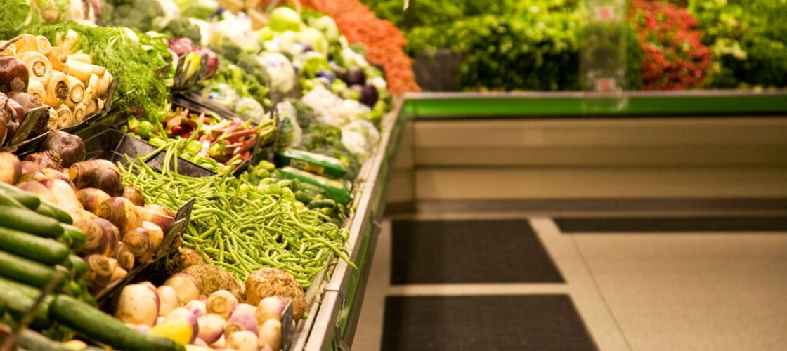 Arad: Direcția Agricolă începe controale în supermarket-uri, după ce directorul instituției a găsit legume cu mucegai