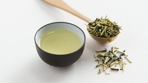 Ce este ceaiul kukicha, plin de proprietăți și foarte plăcut la gust. O versiune japoneză de ceai verde obținută tot din planta de ceai dar care nu conține aproape deloc teină