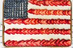 Desertul care nu lipsește de pe mesele americanilor de Ziua Independenței / Prăjitura în culorile drapelului este cea mai căutată rețetă a momentului