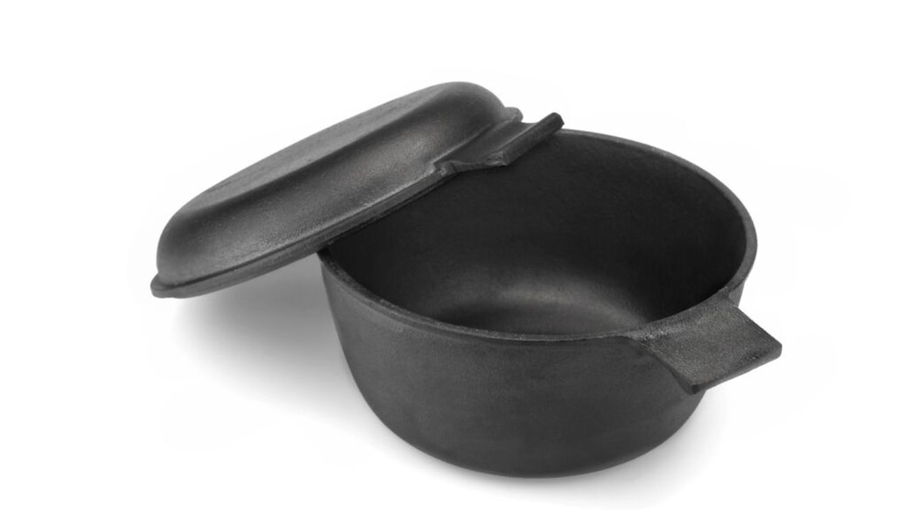 Patru tipuri de preparate pe care nu ar trebui să le gătești în vase de fontă / Acidul din unele alimente poate reacționa cu metalul dacă este gătit mai mult de 15 minute