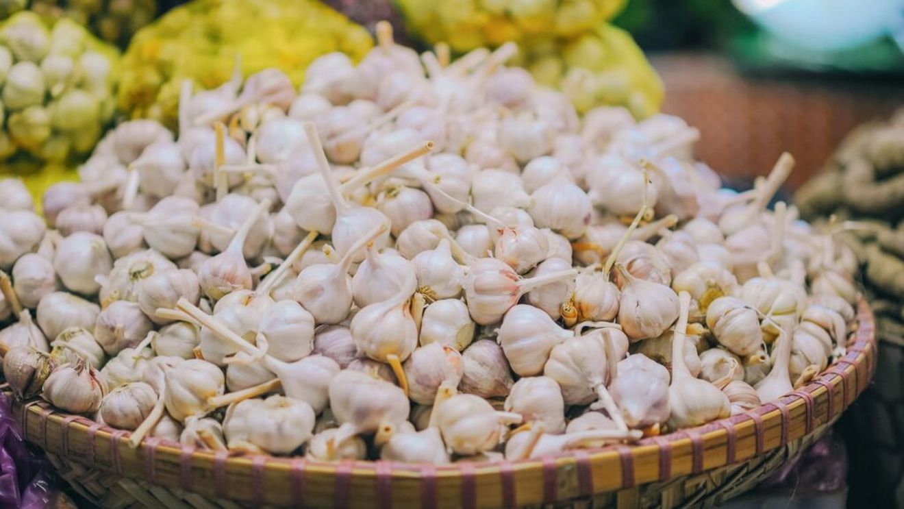 Ucraina, unul dintre cei mai mari producători de usturoi din lume, a cumpărat din România peste 20 de tone de usturoi verde ￼