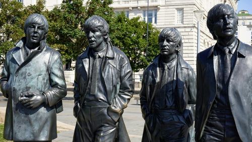 O bucată de pâine din care a mușcat George Harrison (The Beatles) în 1962, vândută la licitație pentru mii de lire sterline/ Ce alte lucruri ciudate ale celebrilor cântăreți britanici s-au mai licitat pentru sume fabuloase