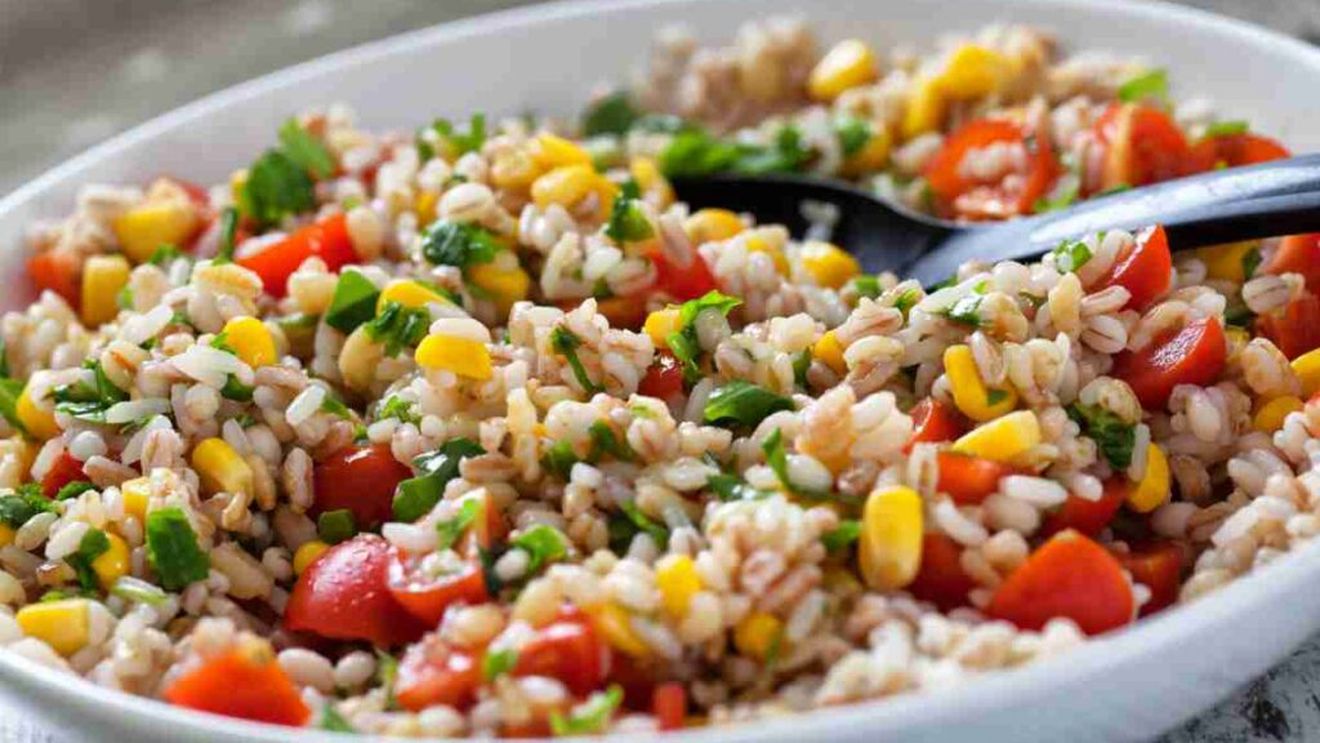 Un alt power play gastro al verilor italiene. Salată de orz cu piept de curcan, legume și măsline. Răcoritoare, ușoară, plină de gust