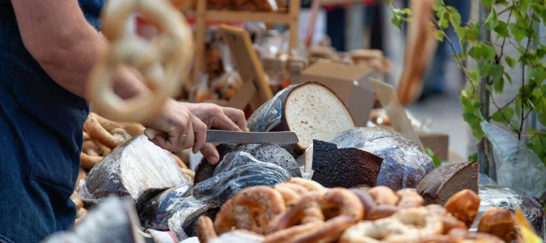 Gastroweekend | Produse tradiționale, bujori și concerte în piețele Amzei și Matache, în acest weekend din București