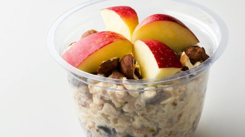 Vrei să ai o digestie bună și să te simți plin de energie? / Cel mai bun mod de a-ți începe ziua este să mănânci la micul dejun fulgi de ovăz cu mere și unt de arahide, pregătit de seara și lăsat peste noapte, conform unui nutriționist