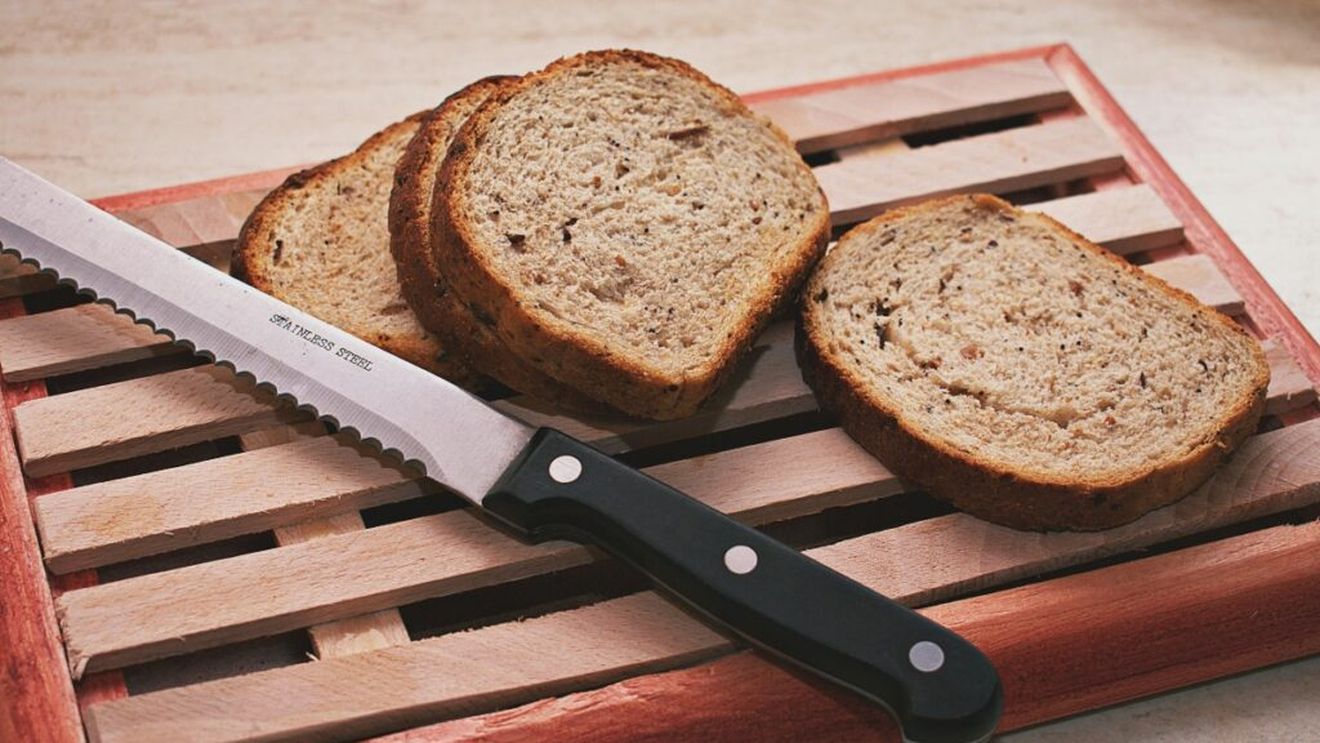Încetează să mai faci aceste greșeli frecvente atunci când depozitezi pâinea / Șapte metode care o păstrează proaspătă de două ori mai mult