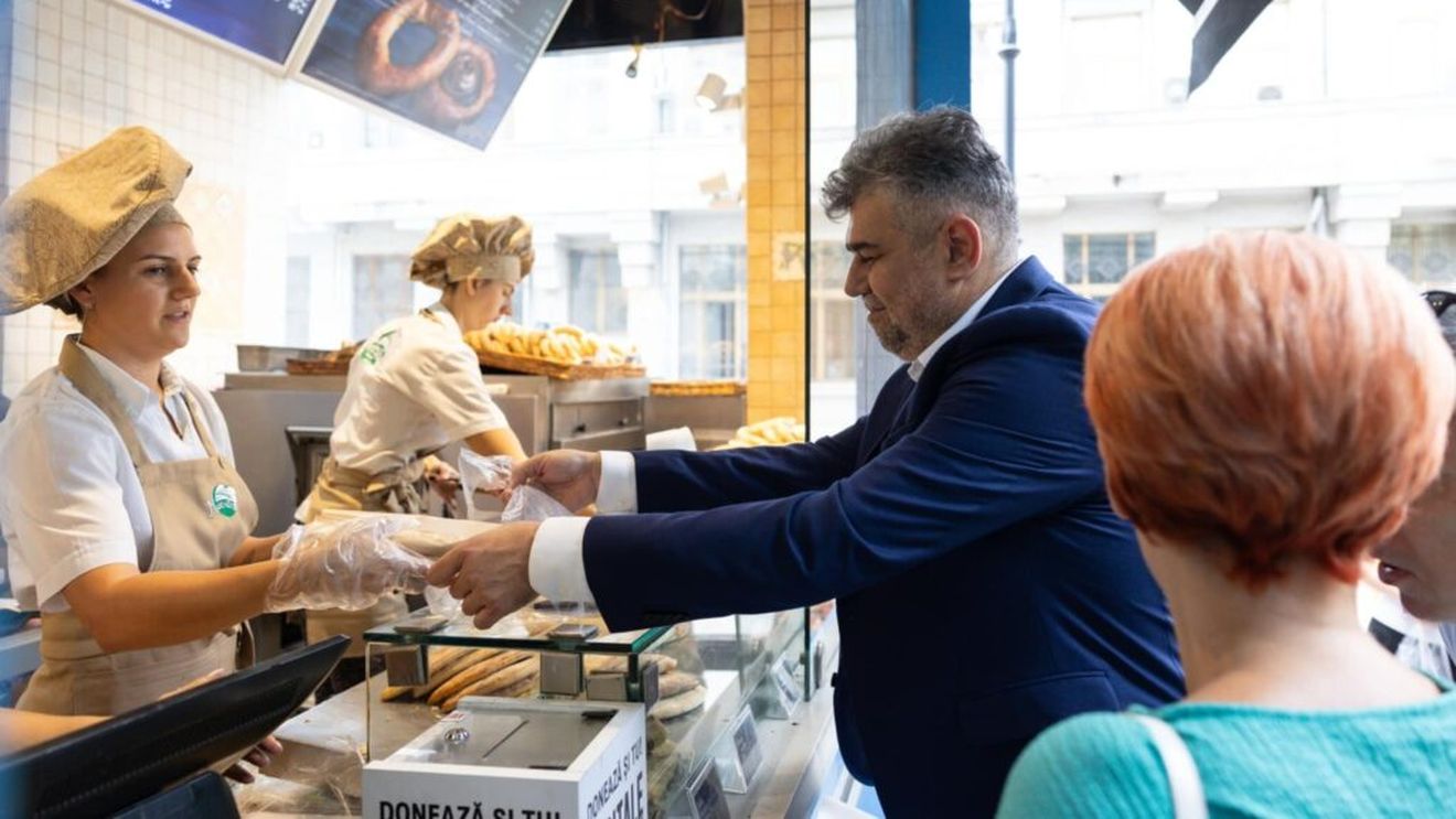 Gest de campanie: Premierul Marcel Ciolacu şi-a cumpărat covrigi cu mac, la o patiserie din Craiova, împreună cu primarul Lia Olguţa Vasilescu
