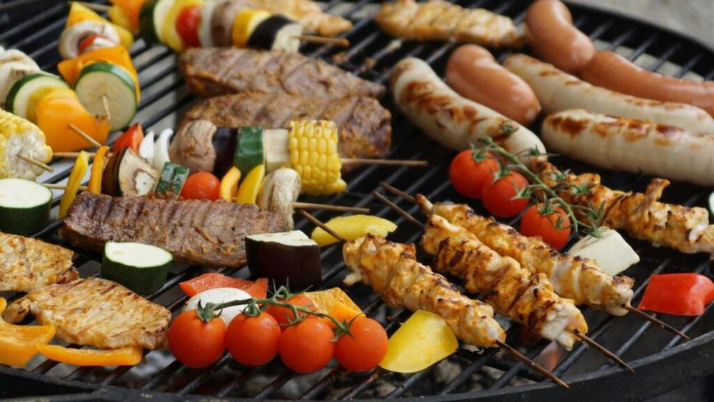 Specialiștii Institutului American pentru Cercetarea Cancerului, recomandări pentru gătirea cărnii la grătar: Două treimi din farfurie să fie umplute cu alimente de origine vegetală