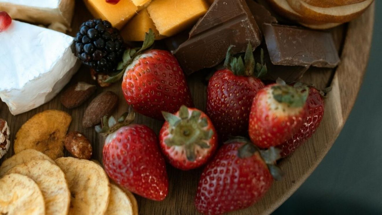 Cinci gustări de păstrat alături la birou, pentru o concentrare mai bună / Feliile de fructe, migdalele și ciocolata neagră, printre gustările care îți mențin creierul limpede și îți dau energie