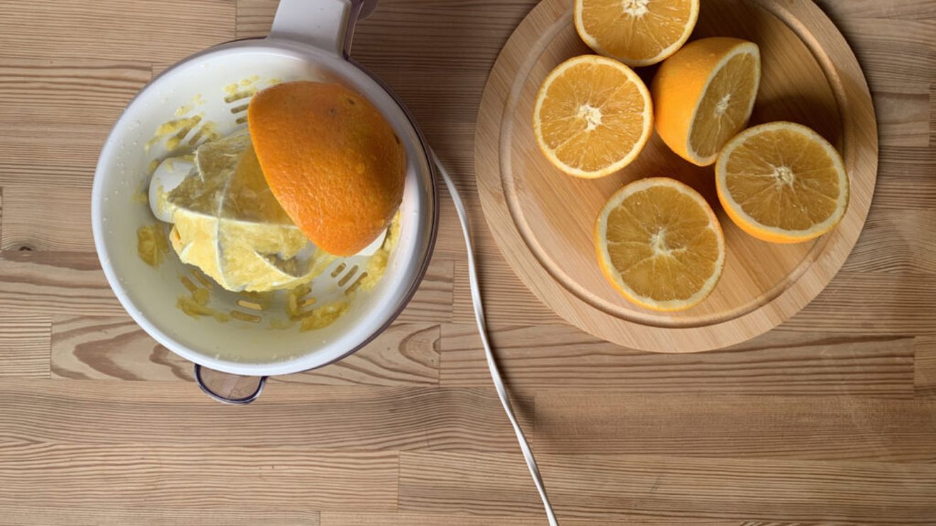 Toți stoarcem lămâi, dar o facem eficient? / Iată 6 metode comune de a obține sucul de lămâie / Doar una este cea mai eficientă