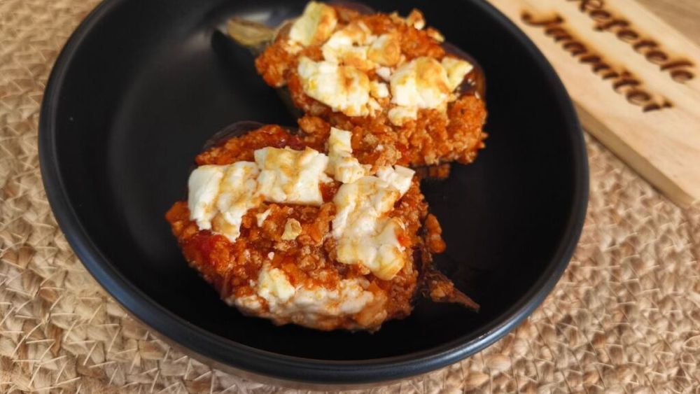 Rețetele Juanitei | Bărcuțe de vinete cu carne de vită și multe roșii, gratinate și asezonate cu ulei de măsline/ Un preparat tradițional mediteraneean, peste care punem telemea românească