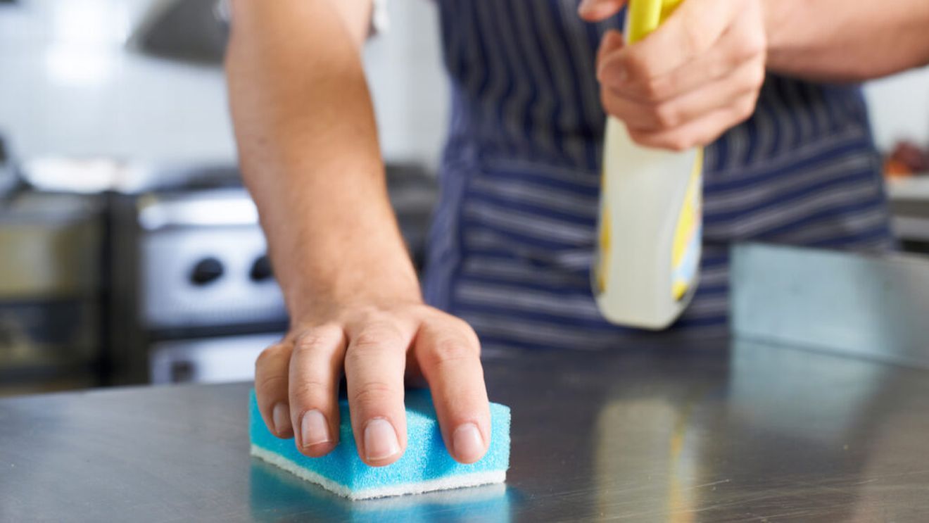 Curățenia de primăvara: Cele șase locuri din bucătărie pe care le uiți cel mai adesea / Sunt zone ascunse unde se adună grăsimea și bacteriile fără să le observi /Experții avertizează că pot atrage dăunători 